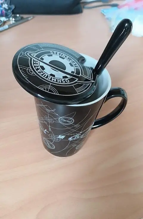 Аниме «Steins; ворота макисэ курису Косплэй стакана воды ежедневно Керамика Кофе кружка чашка+ ложка+ крышка для чашки Для мужчин Для женщин коллекция подарок на Рождество