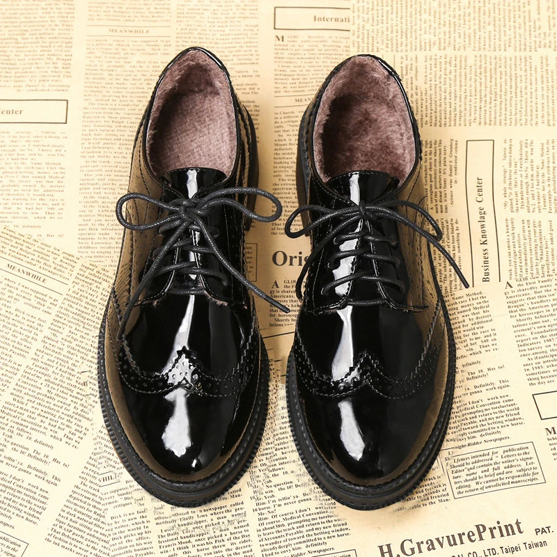 Консервативный стиль туфли с перфорацией, британские студенческие резные с перекрестными ремешками туфли-оксфорды женская обувь из лакированной кожи с плюшевой подкладкой/один эспадрильи Мокасины