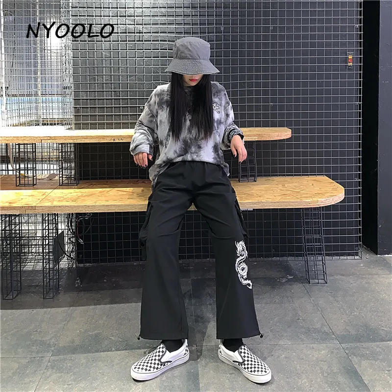 NYOOLO Harajuku уличная вышивка дракона Большие Штаны карго с карманами осенний термоусадочный комбинезон брюки с эластичной резинкой на талии для мужчин и женщин