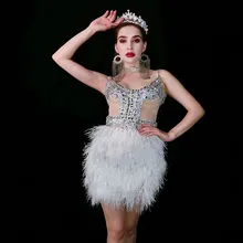 Женский костюм для выступлений, модное платье с кристаллами и белыми перьями, для ночного клуба, сексуальные стразы, Просвечивающая растягивающаяся Одежда для танцев на сцене