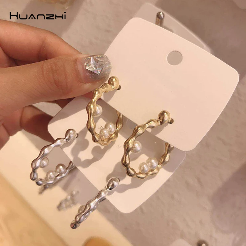 

HUANZHI Korean 2019 S925 Silver Pin Irregular Geometric C Shape Distortion Pearl Matte Metal Stud Earrings for Women Girls Party