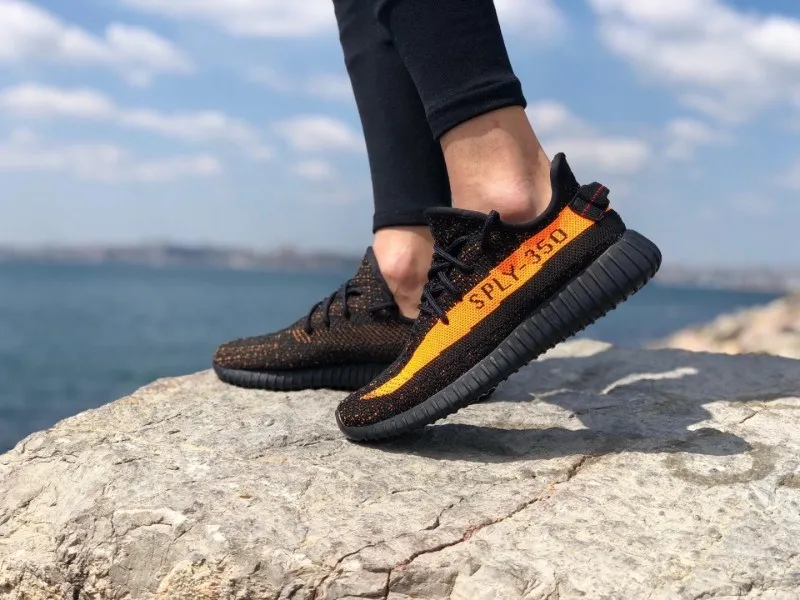 Черные и оранжевые кроссовки с принтом "Адидас Yeezy 350"