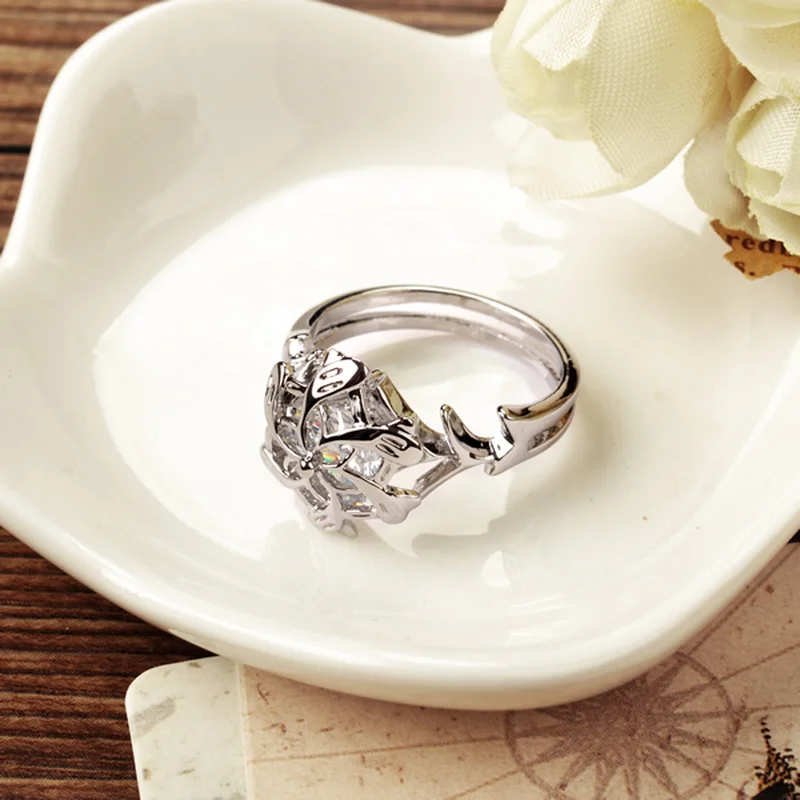 Женское кольцо из серебра 100% пробы с искусственными камнями