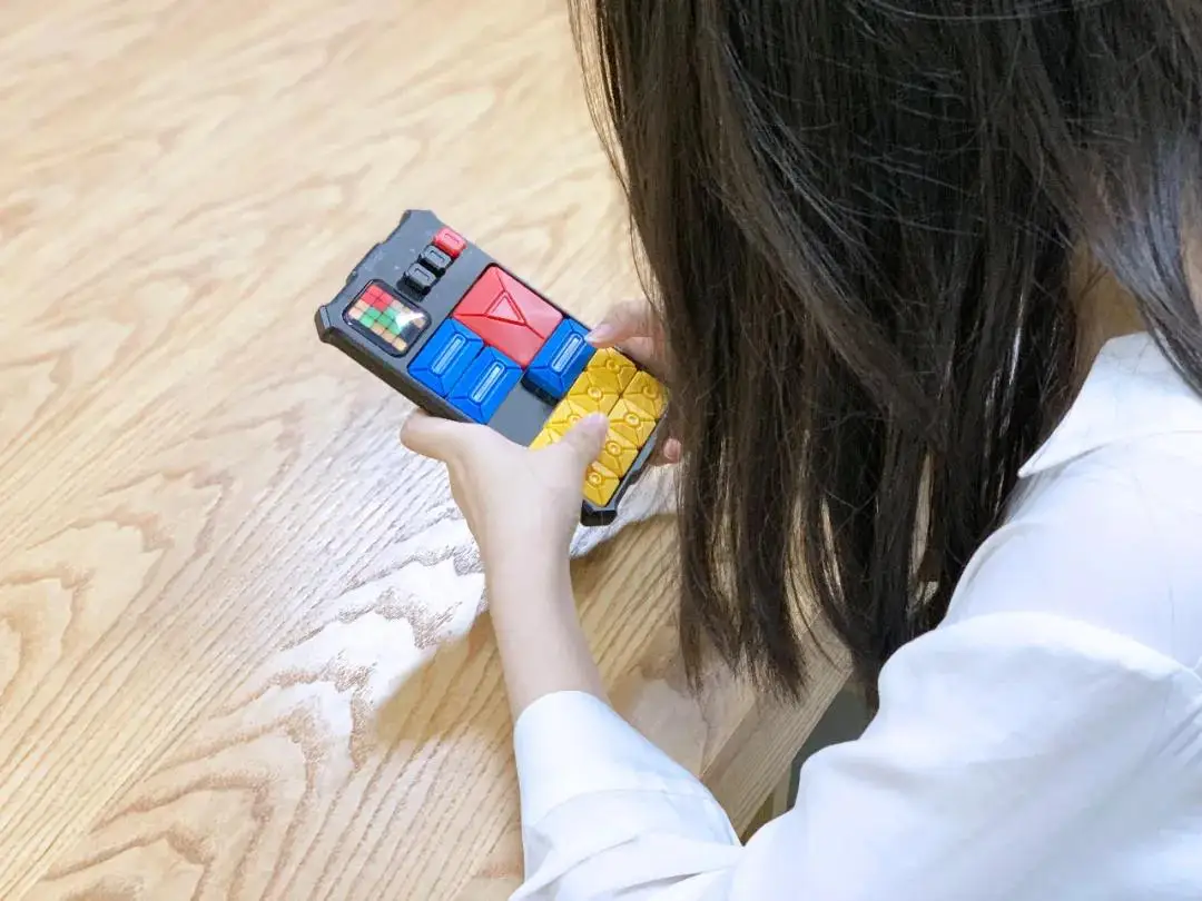 Suggest to parents: No matter whether they have money or not, buy educational toys for their children and let them put down their mobile phones to become smart