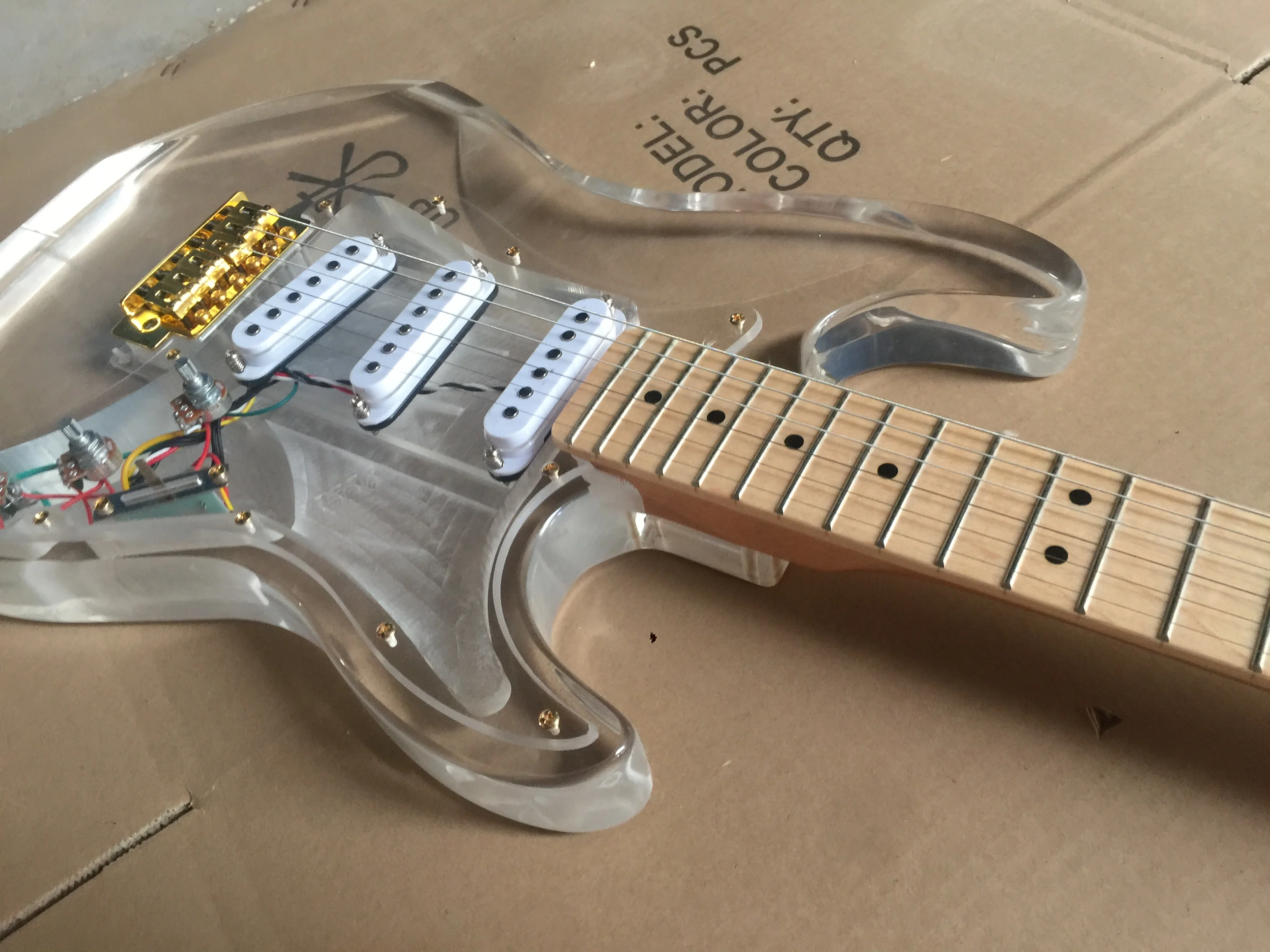 

Electric Guitar/Acrylic Crystal Peach Blossom Core Neck Golden Hardware High Quality Guitar/Anmiyue Chinese Electric Guitar
