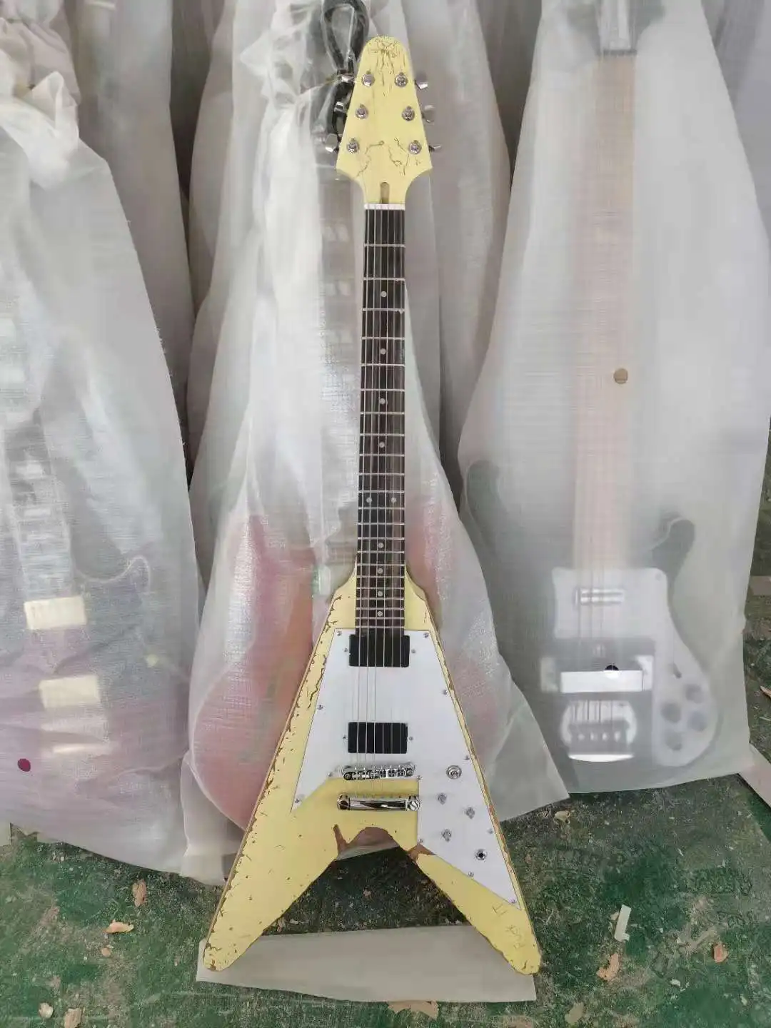 Free transportation 6-string retro flying V-shaped electric guitar rose fingerboard | Спорт и развлечения