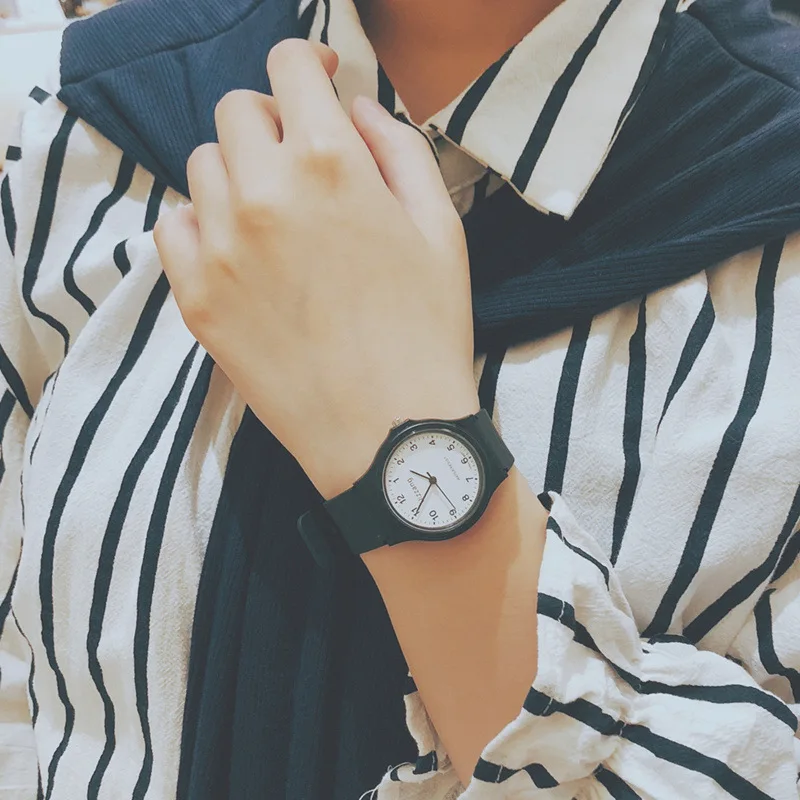 

Small Fashion Quartz Watch new Simple Exquisite Women Clock Retro Ladies Quartz Wristwatch Popular Casual Leather Watches2020