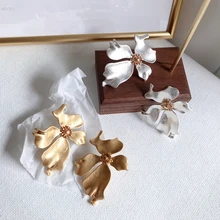 AOMU новые винтажные серебряные золотые металлические трехмерные необычные серьги-гвоздики с большим цветком для женщин и девушек вечерние ювелирные изделия