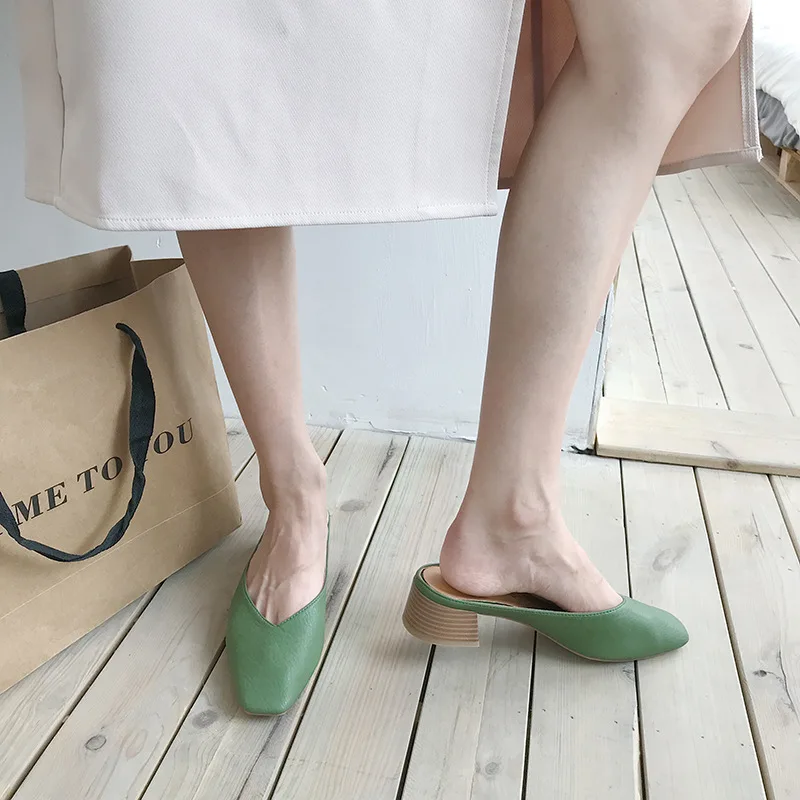 Неглубокий квадратный носок; обувь из искусственной кожи на среднем каблуке Женские тапочки дизайнерские шлепанцы без задника с открытыми пальцами класса люкс с каблуками-копытами; в римском ретро стиле резиновая обувь на ремешке, туфли