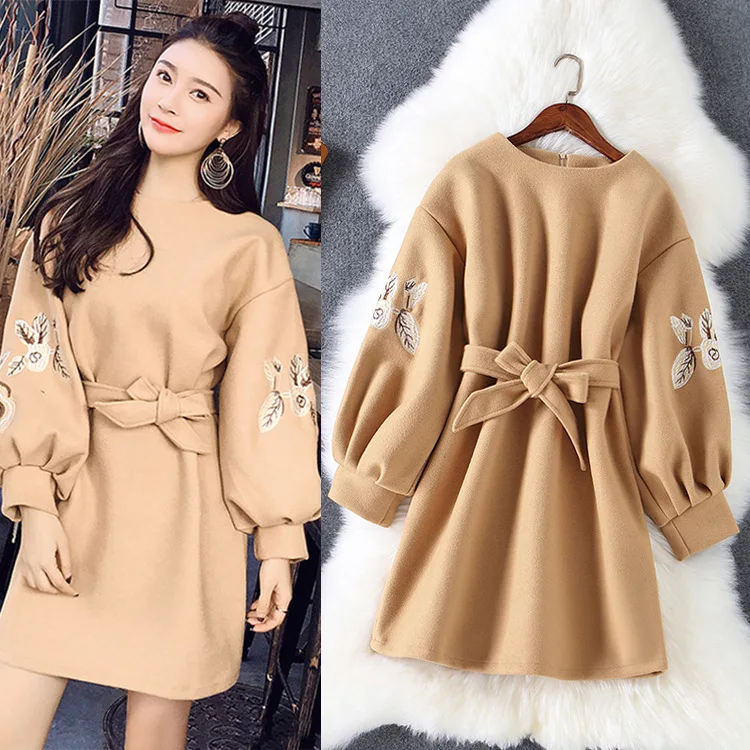 2019 Winter Nieuwe Stijl Dames Jurk Koreaanse Stijl College Stijl Bloem Geborduurd Dikke Wollen Jurk Korte Rok 2019 Winter Nieuwe Stijl Dames Jurk Koreaanse Stijl College Stijl Bloem Geborduurd Dikke Wollen Jurk Korte Rok