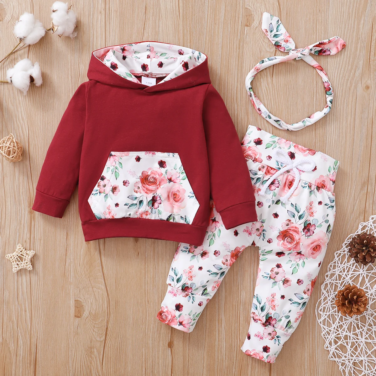 Conjunto 3 peças com estampa floral com capuz para bebê