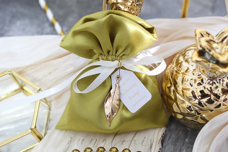 2020 Creative Wedding Candy Boxes Silk Material Gift Cases Favors And Gifts Sugar Containers Packaging Boxes Wedding Souvenirs