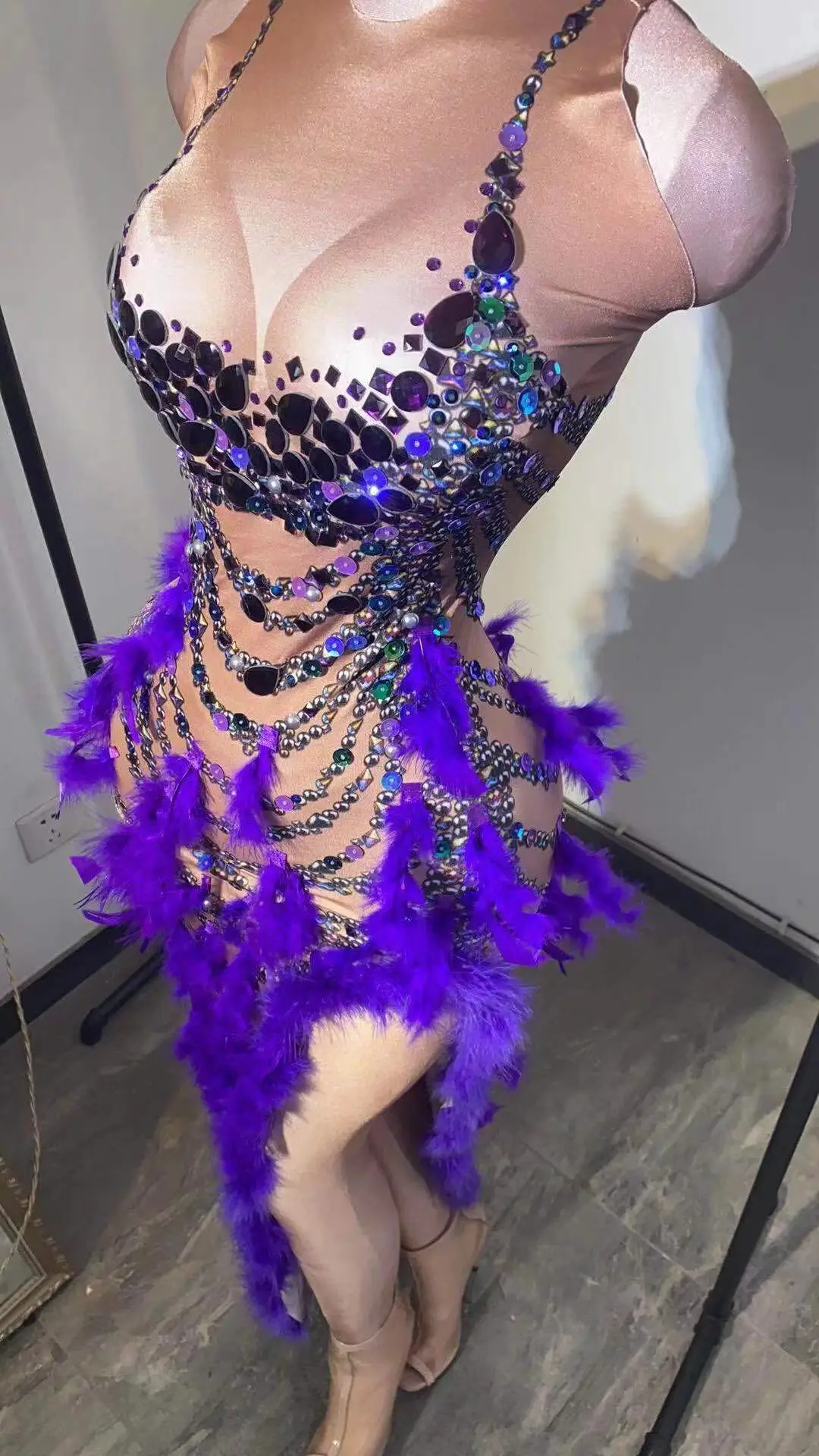 vestido-roxo-de-penas-feminino-sexy-para-show-dj-ds-boate-bar-festa-fantasia