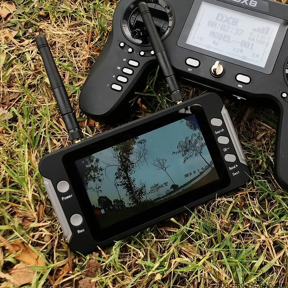 Pilote utilisant l'écran FPV 4.3 pouces avec récepteur 5.8G 40CH en extérieur, autonomie 3h