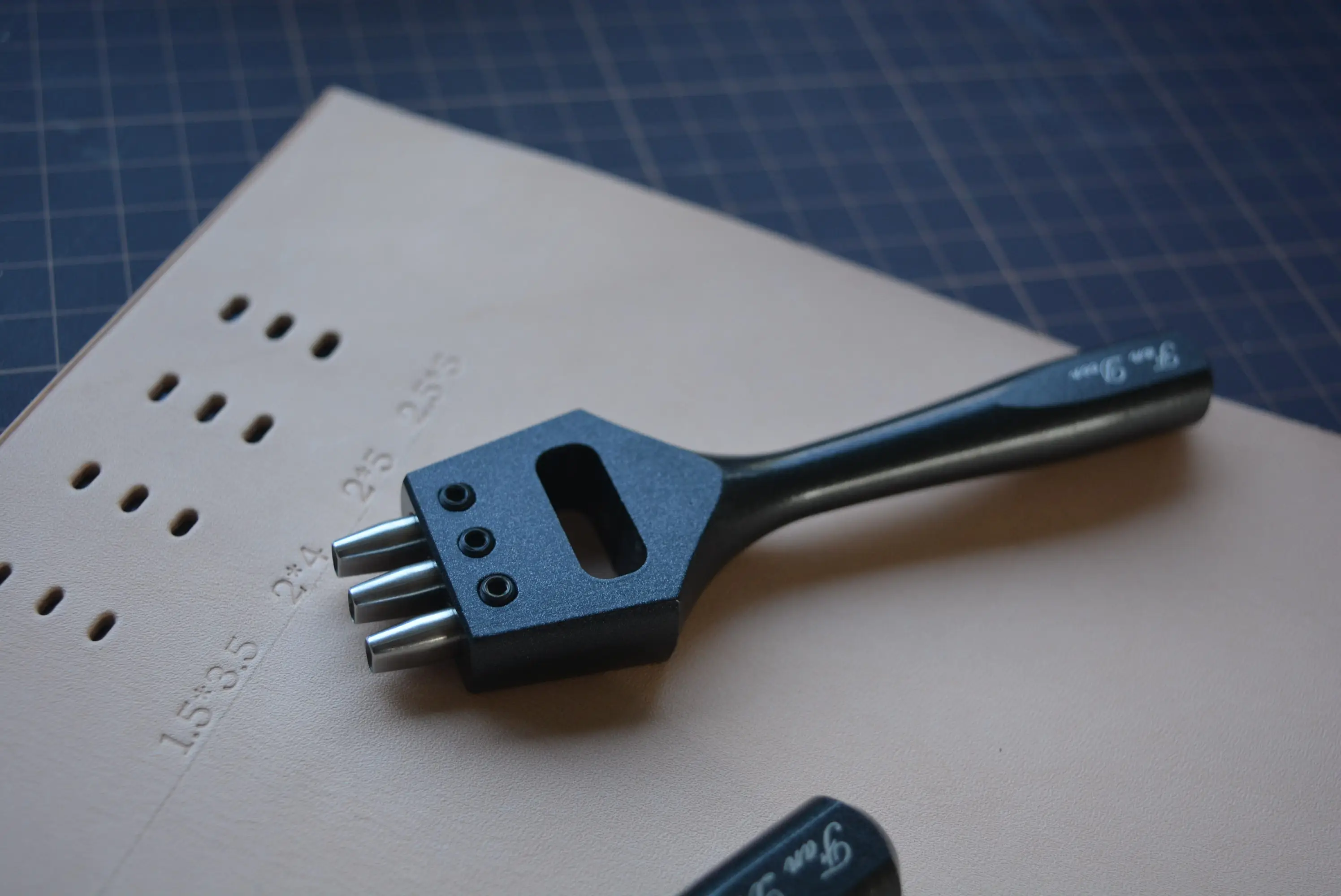 

RCIDOS 3 Hole Watch belt hole Puncher,Round hole Dia 1.5/1.8/2.0mm watch band puncher,Hole center distance 7mm,falt hole 2x5mm