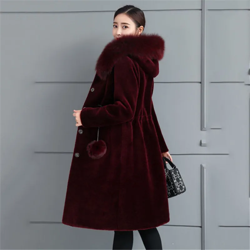 Женское пальто из искусственного меха винно-красного цвета, большие размеры, свободная Зимняя Толстая куртка с капюшоном и перьями, новинка года, модная плотная длинная норка, пальто LD1224