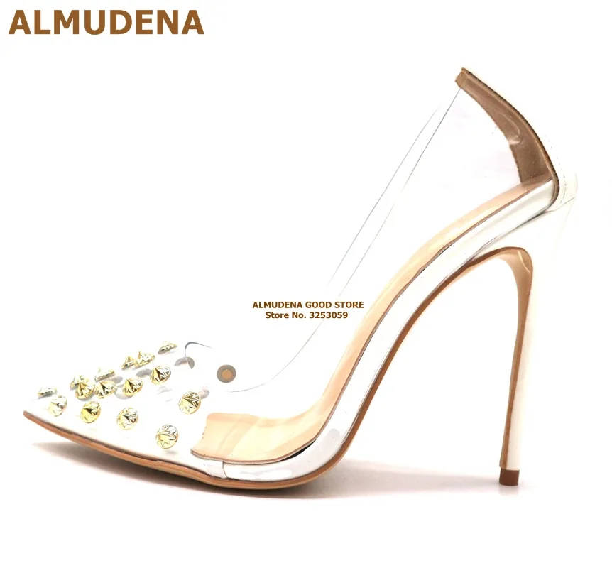 ALMUDENA/золотистые туфли-лодочки с заклепками из пвх; свадебные туфли с острым носком и шипами в стиле пэчворк; модельные туфли-лодочки золотого, серебряного цвета на каблуке 12 см и 10 см