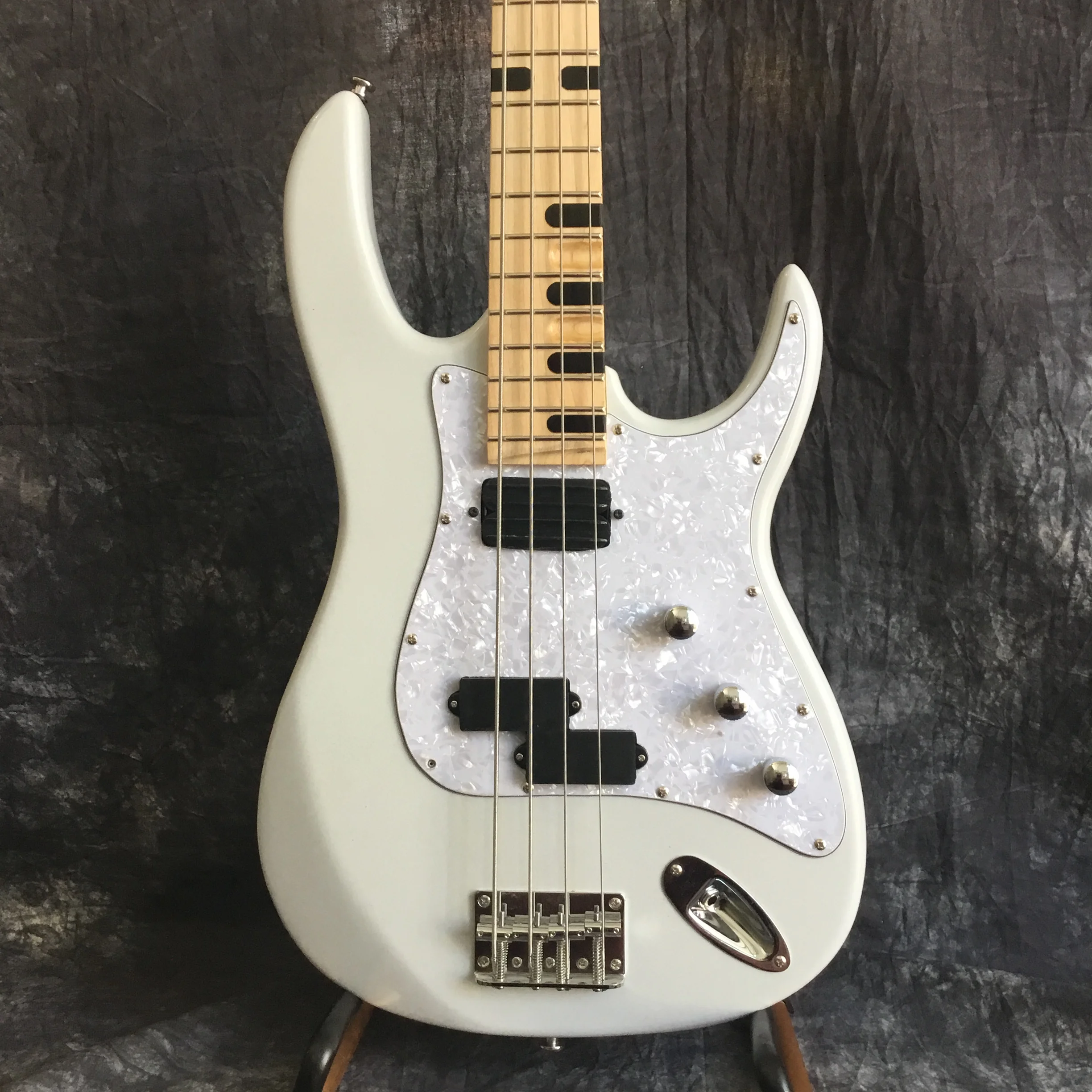 

Manufacturer custom 4 string bass white milk - electric guitar with pearl white guard, can be made on request, free shipping
