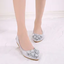 Женская обувь на плоской подошве; красивые летние и осенние Стразы обувь Удобные слипоны свадебные туфли с острым носком