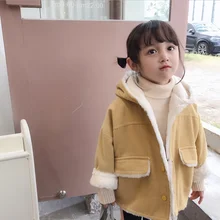 Утепленное пальто с капюшоном в Корейском стиле для мальчиков и девочек зимняя модная куртка для маленьких девочек детская одежда От 2 до 7 лет
