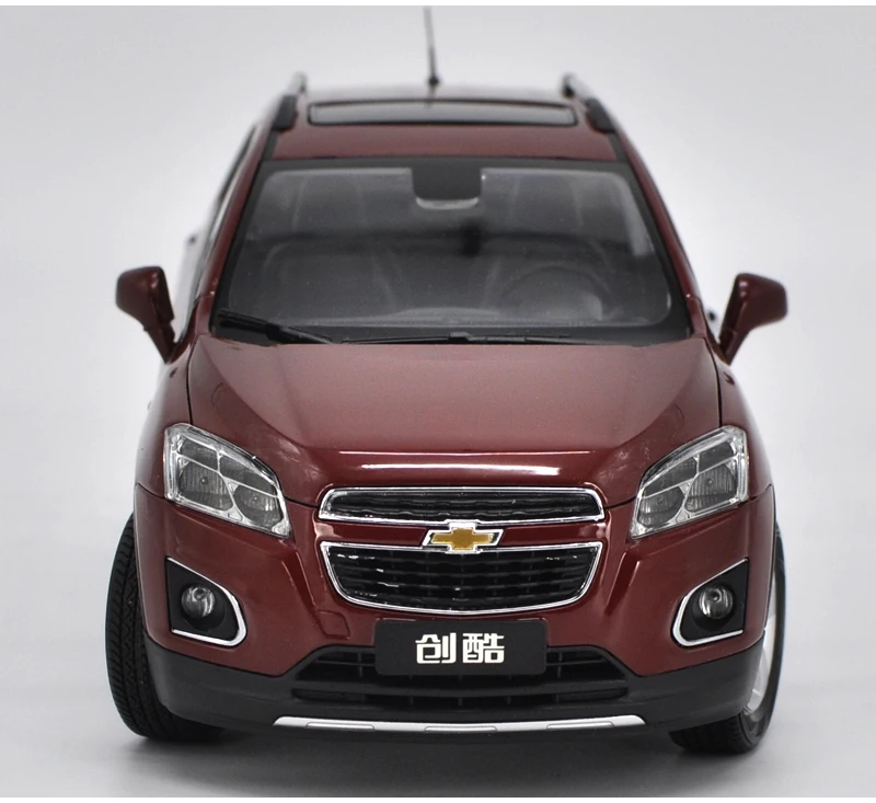 Оригинальный авторизованный заводской литой 1:18 Chevrolet TRAX SUV классические