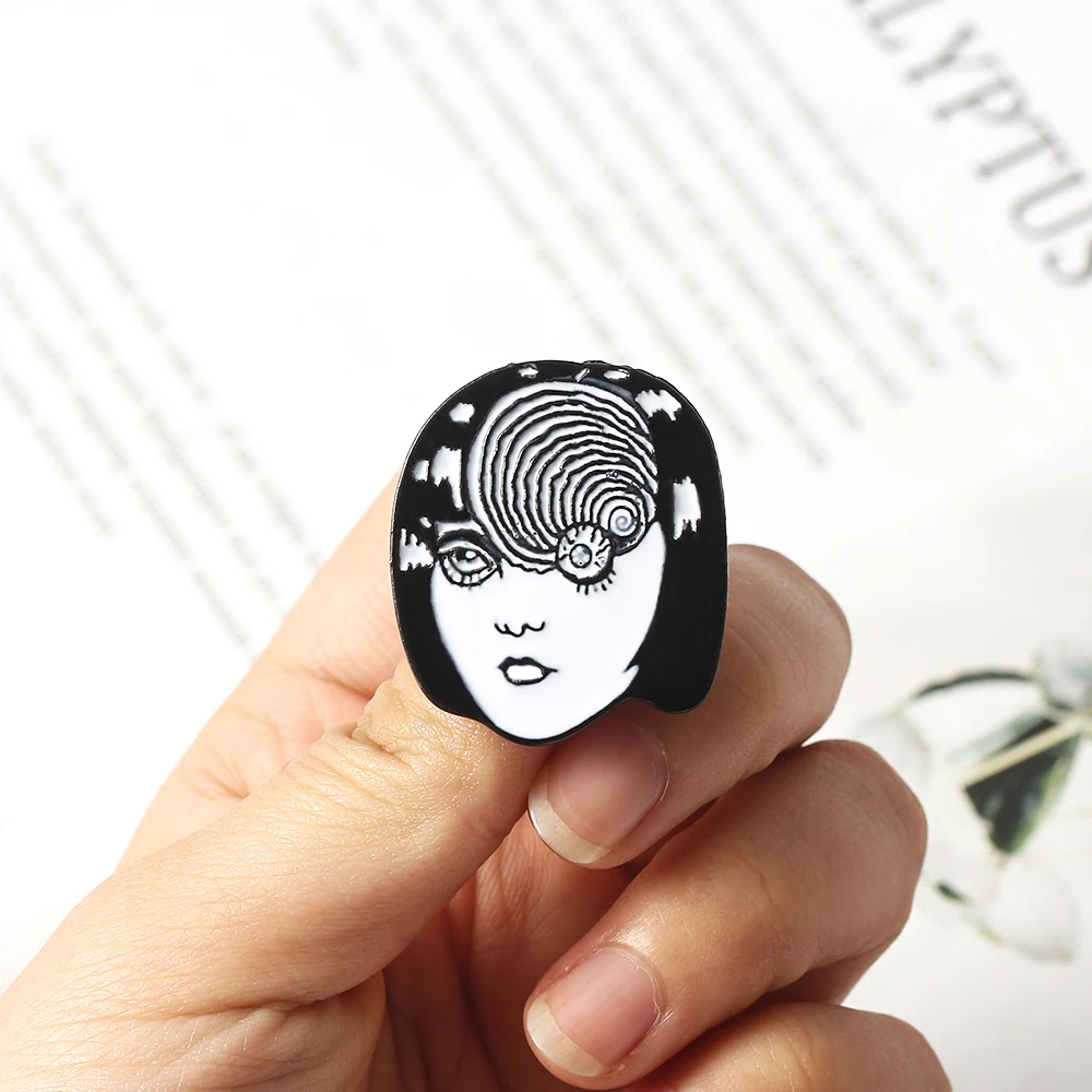 Брошь Tomie в виде комиксов ужасов, черно-белая вихревая булавка Uzumaki Junji Ito Tomie Goru Eyeball Manga, значок с эмалью японского аниме