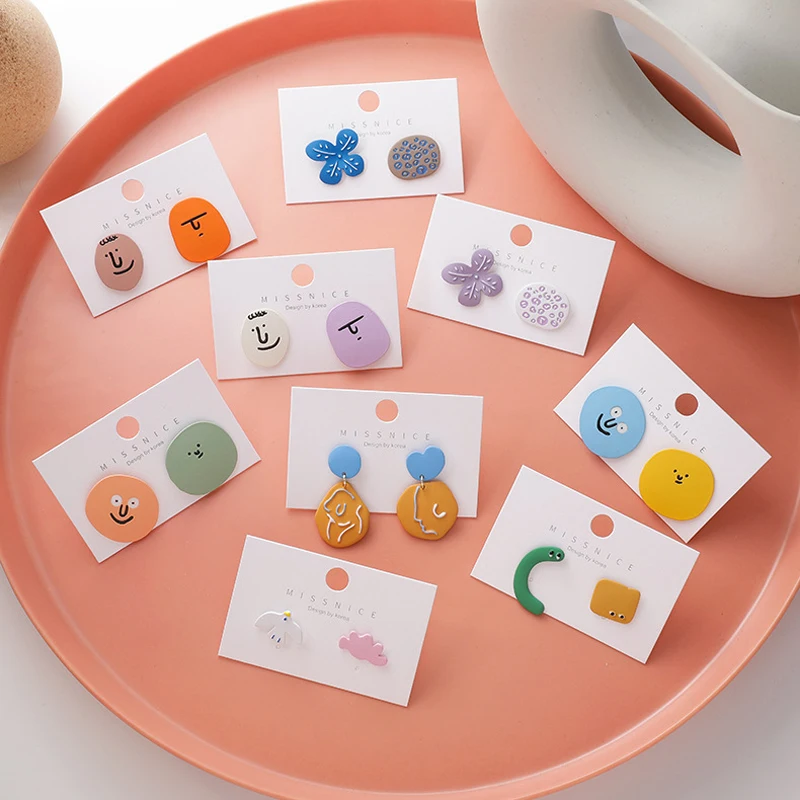 

Funny Expression Face Asymmetrical Stud Earrings For Women Girl Fashion Jewelry Trendy Female Brincos 2020 Cute Smiley Earring