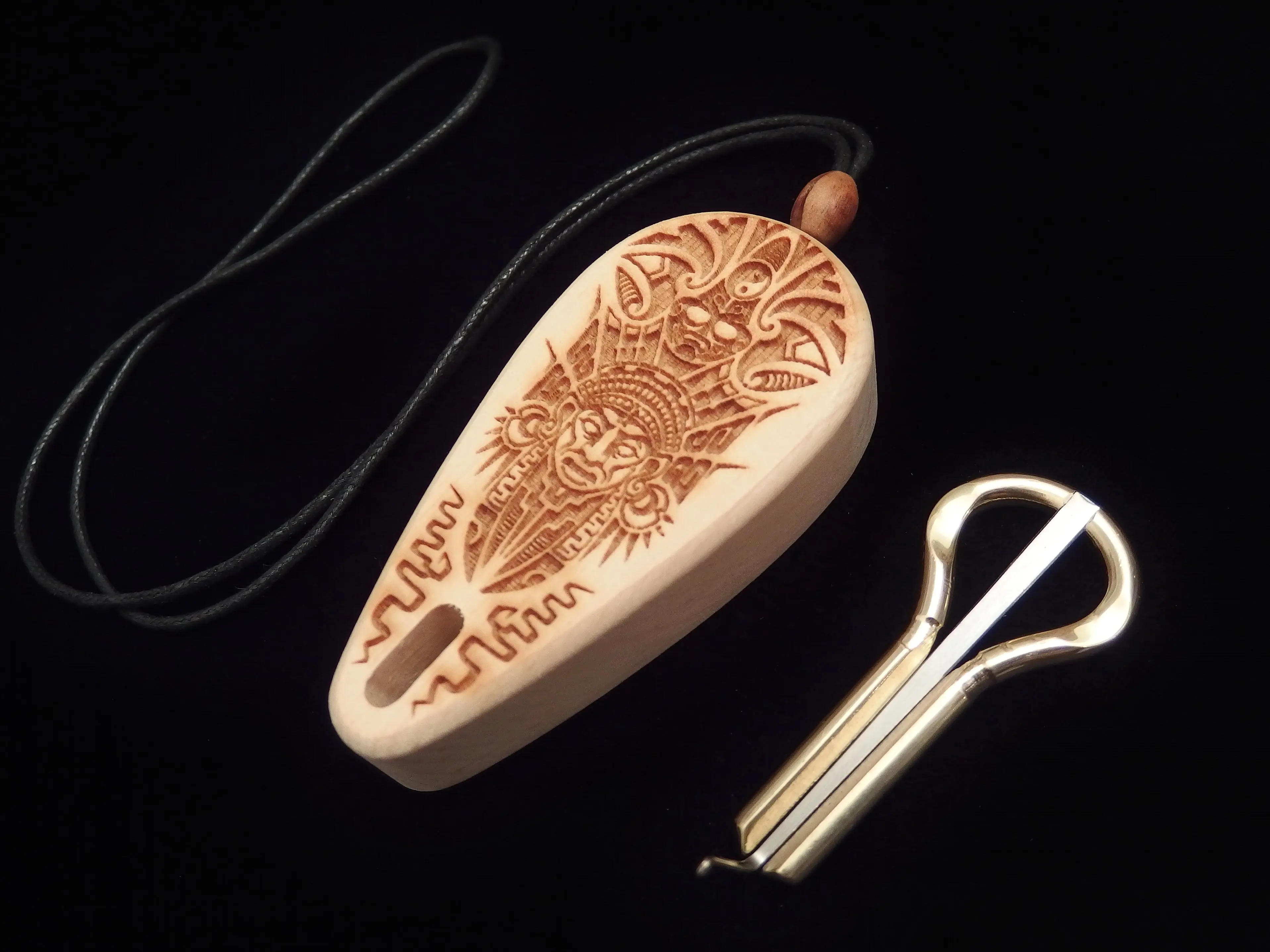 Саамский инструмент варган. Варган зубанка музыкальный инструмент. Варган глазырина. Алтайский варган футляр шаман. Национальный инструмент якутов хомус.