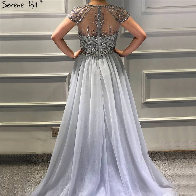 Женское вечернее платье с коротким рукавом серое блестками расшитое бисером