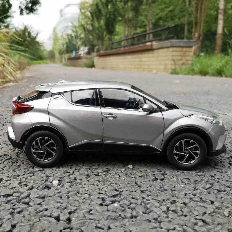 1:18 литая под давлением модель автомобиля для Toyota IZOA миниатюрная коллекция литая под давлением модель металлический автомобиль костюм игрушки для детей подарок на день рождения