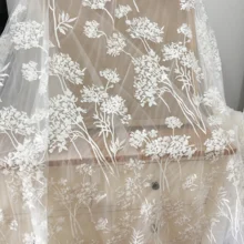 1 ярд Роскошная 3D вышитая бисером Цветочная кружевная ткань в белом цвете, кутюр крошечное жемчужное Бисероплетение на ткани