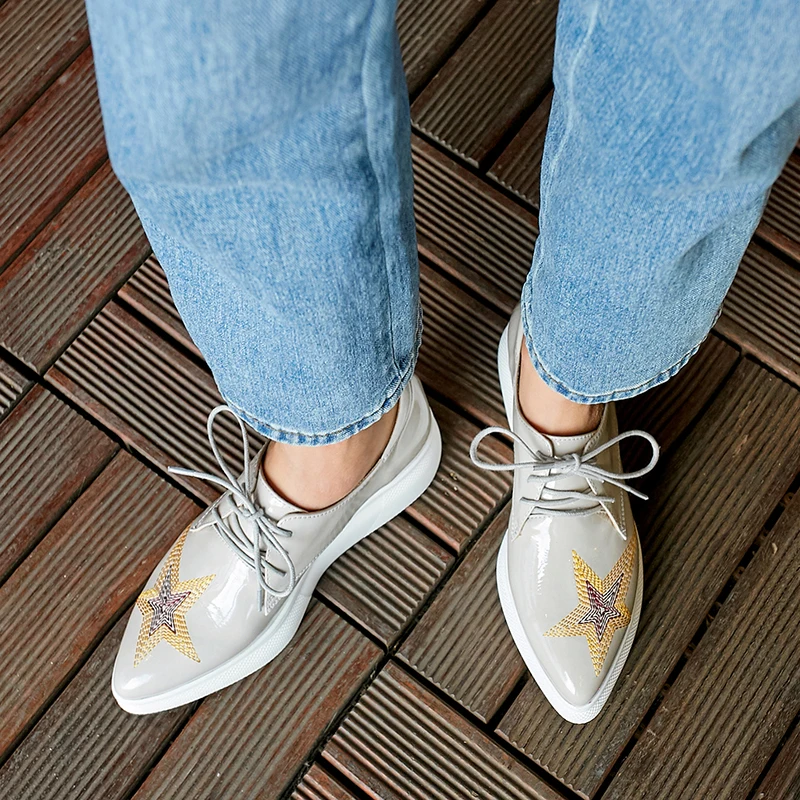 Женские туфли-оксфорды из натуральной кожи на плоской платформе со шнуровкой и вышивкой в виде звезд; повседневные женские броги на толстой подошве для отдыха