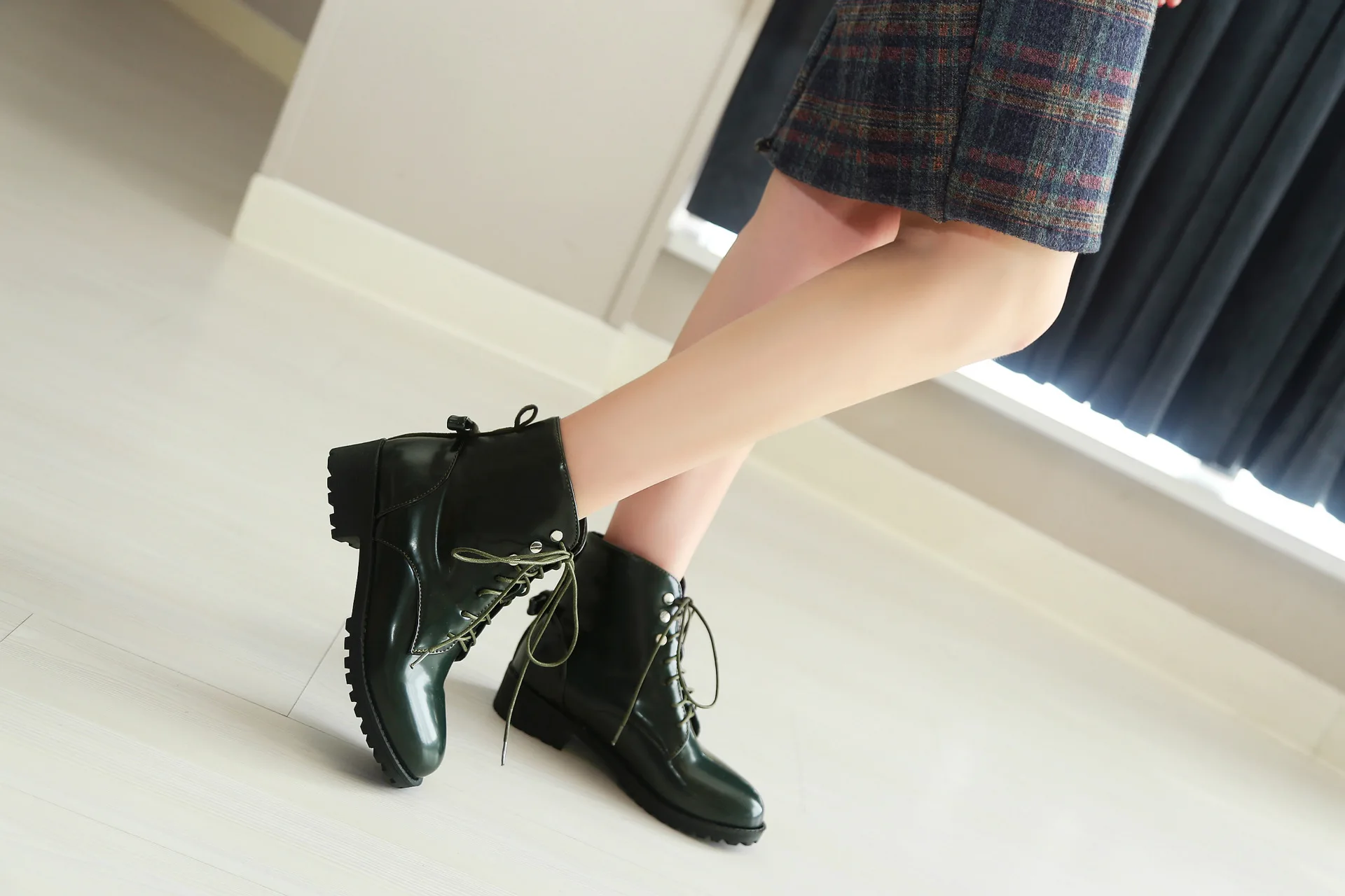 Женские ботинки на шнуровке спереди лакированные женские ботинки размеры 40-46, военные ботинки осенне-зимняя женская обувь