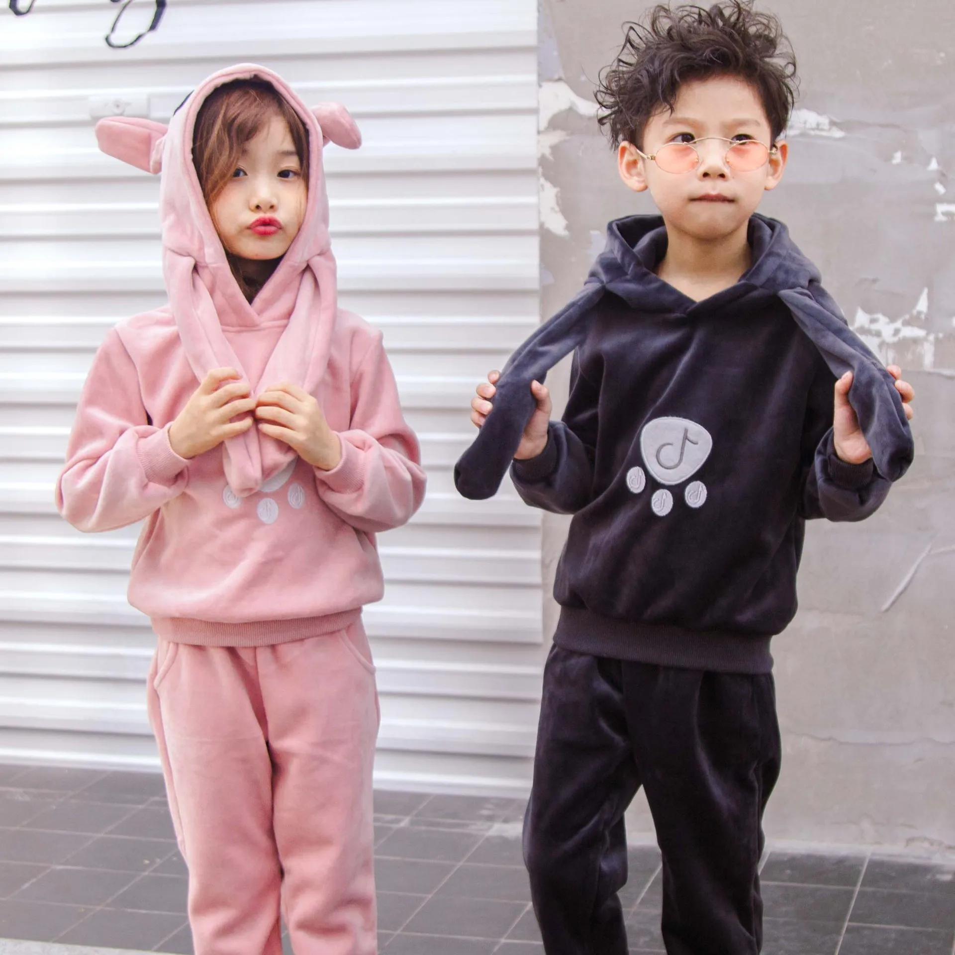 

2018 Girls Winter Style Gold Velvet Striped Suit New Style Children Casual Two-Piece Set Fashion Douyin Rabbit Eared Celebrity S