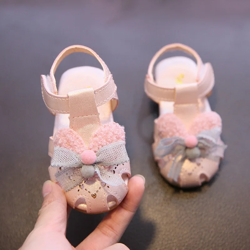 Sandalias para niña, novedad de verano 2021, zapatos dulce princesa para bebé, moda transpirable, zapatos huecos para niño pequeño, fondo suave