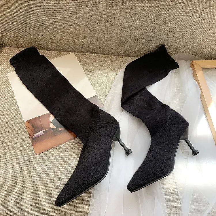 Черные вязаные эластичные носки; женские Сапоги выше колена на высоком каблуке; обувь с острым носком; сезон осень-зима; Новинка года