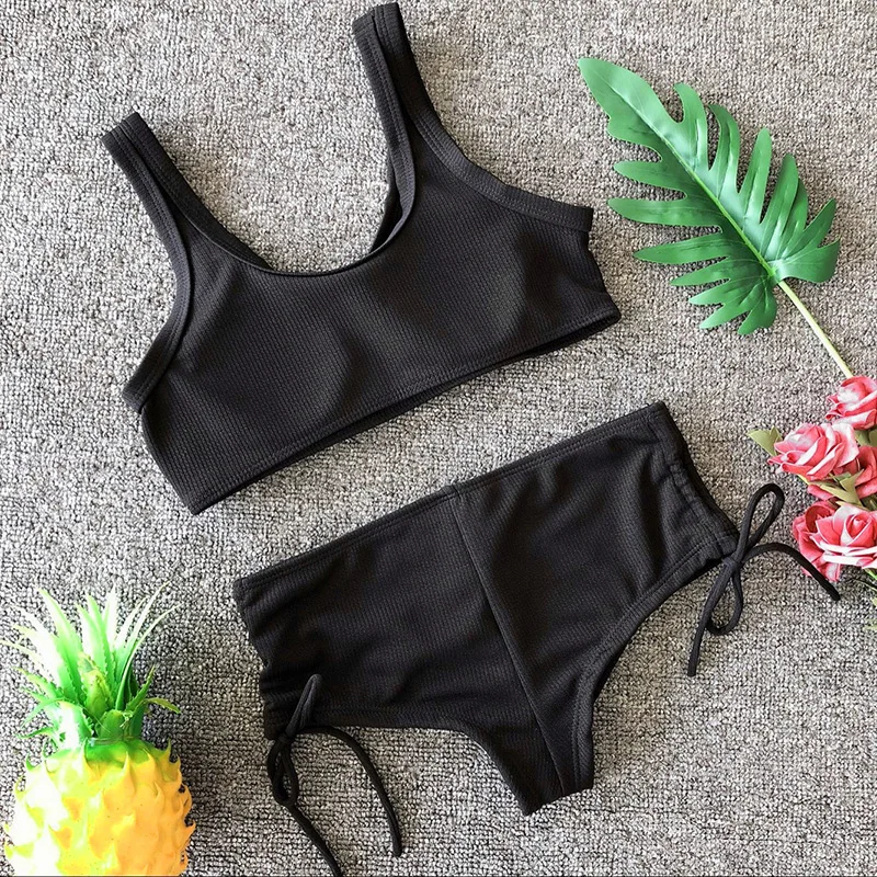 Женский комплект из двух предметов купальник с укороченным топом и шортами в