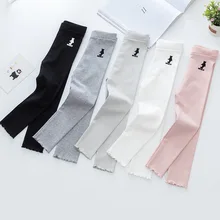 Новинка года; сезон весна-осень; стильные леггинсы с рисунком в Корейском стиле для девочек; брюки с оборками в Вертикальную Полоску; детская одежда больших размеров