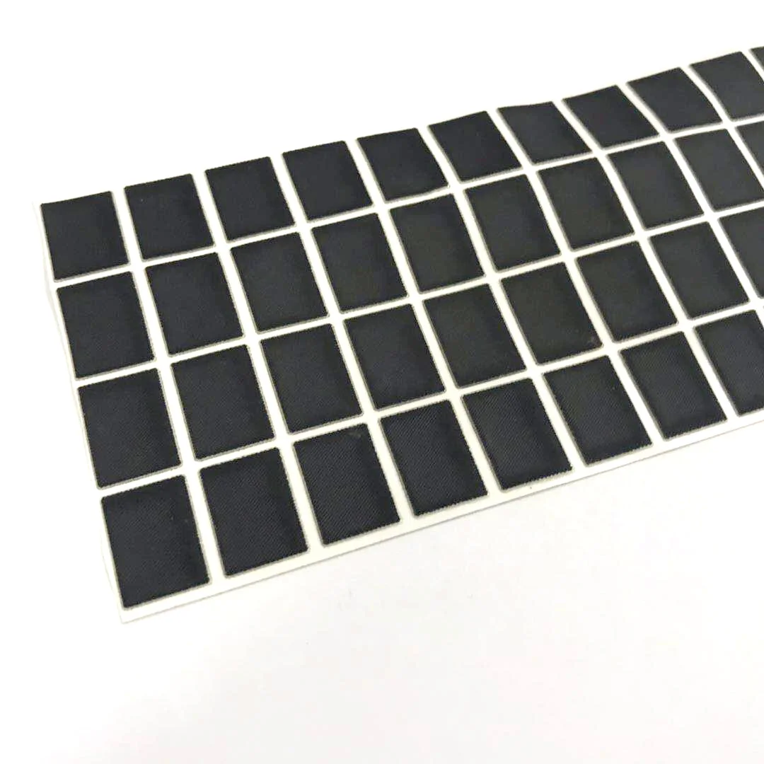 ТПЭ черного цвета защелкивается в вентиляционных отверстиях