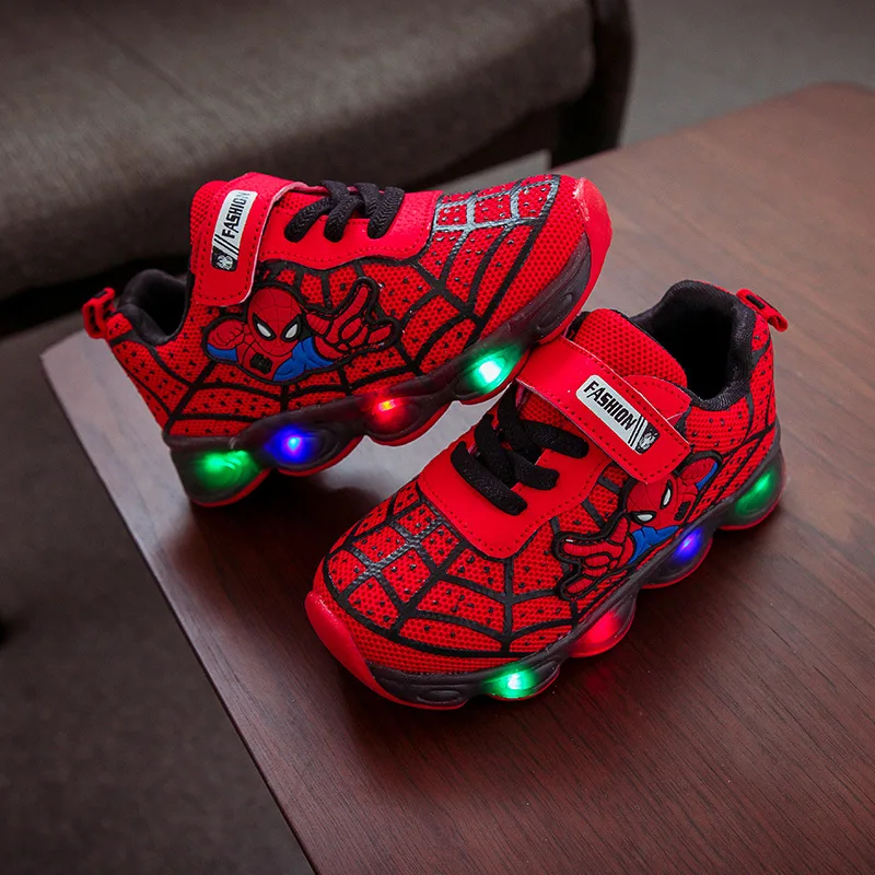 Кроссовки с пауком. Кроссовки Spider man. Кроссовки для мальчиков. Светящиеся кроссовки для мальчиков. Кроссовки детские светящиеся.