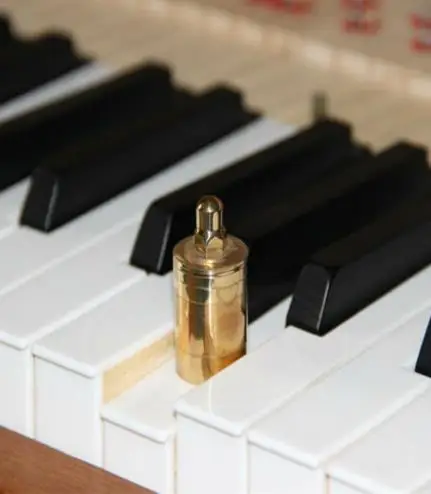 

White piano keys measuring heavy weights (copper / 70 g) jack