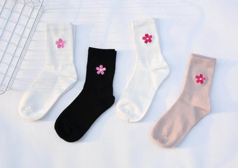 Модные креативные красивые элегантные женские носки с вышивкой вишневого цвета; сезон осень-зима; высокие полосатые трендовые милые носки ярких цветов