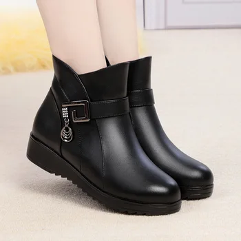 

Winter women's plus velvet middle-aged and elderly flat-bottomed non-slip wool short boots to keep warm, large size old shoes.