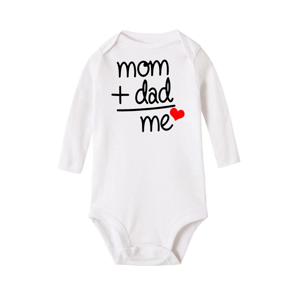 Одежда с длинными рукавами для новорожденных с надписью «Mom Plus Dad Love Me»; Забавный хлопковый комбинезон для маленьких мальчиков и девочек