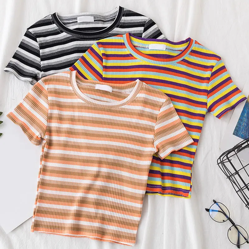 Женская футболка с короткими рукавами летняя в радужную полоску стройная