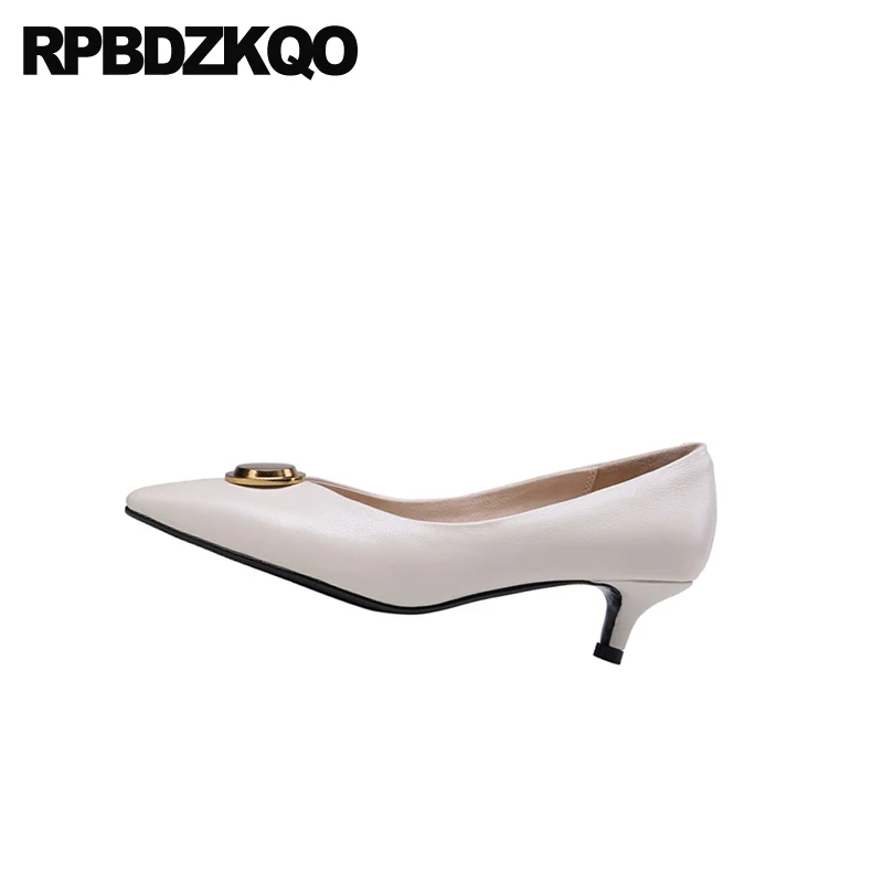 Scarpin/туфли-лодочки «рюмочка»; металлическая Дизайнерская обувь в европейском стиле; женская официальная обувь с острым носком; цвет бежевый; офисная обувь из натуральной кожи на низком каблуке; ; Размер 33