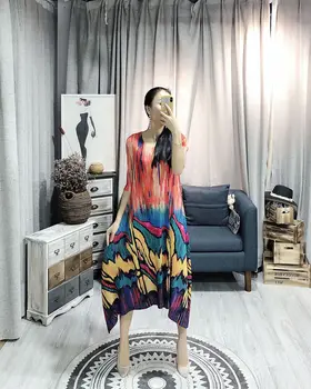 

Oil Painting of Pleated Vacation Dress Early Autumn Miyake Pleats Dresses