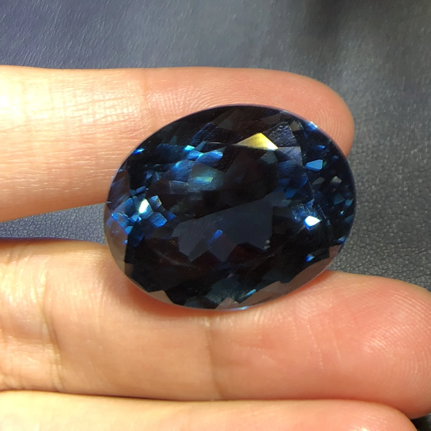 Месторождения турмалина параиба. Небесный топаз. Турмалин параиба. Голубой турмалин камень. Синий турмалин минерал.