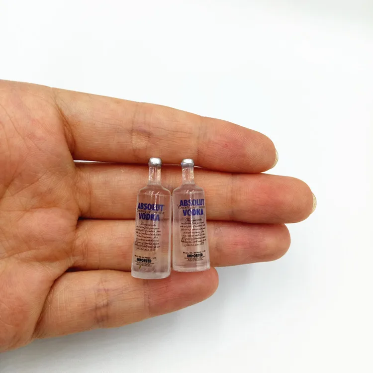 

2Pcs/set 1/12 Dollhouse kitchen Miniature Accessories Mini Resin Vodka Bottle Wine Bottle Model Toys for Doll House Decoration