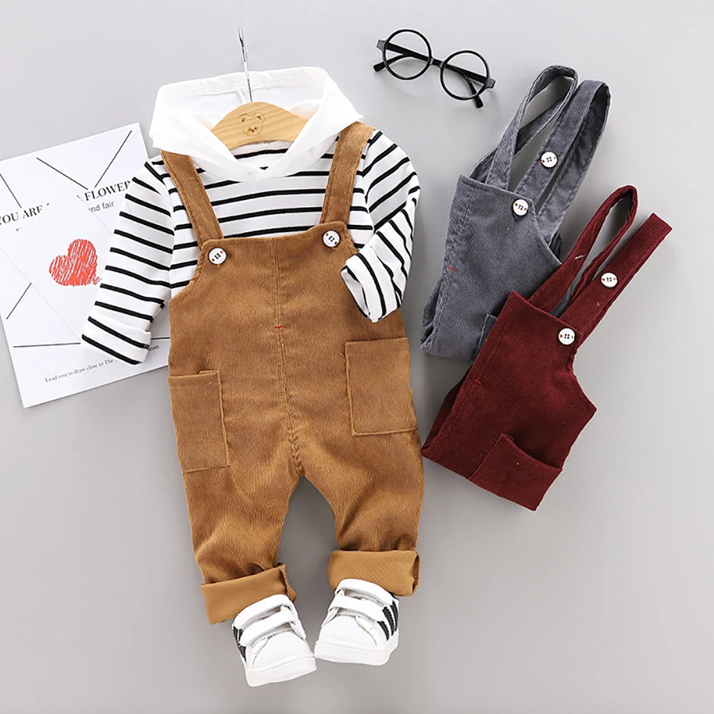 Комплекты одежды для маленьких мальчиков, одежда для новорожденных детей, Осенний модный топ в полоску с длинными рукавами и капюшоном+ цветной нагрудник, комплект из 2 предметов для малышей